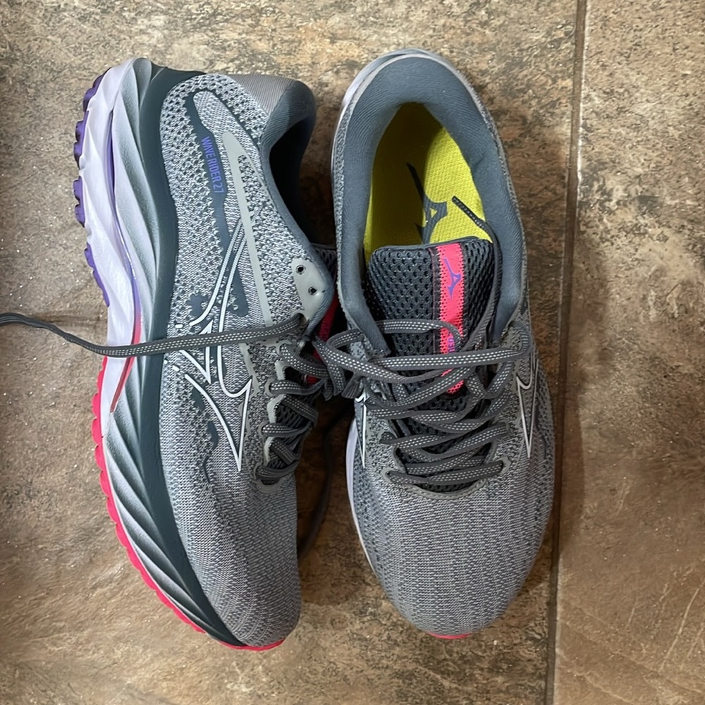 Mizuno Women's Gray and Pink Sneakers